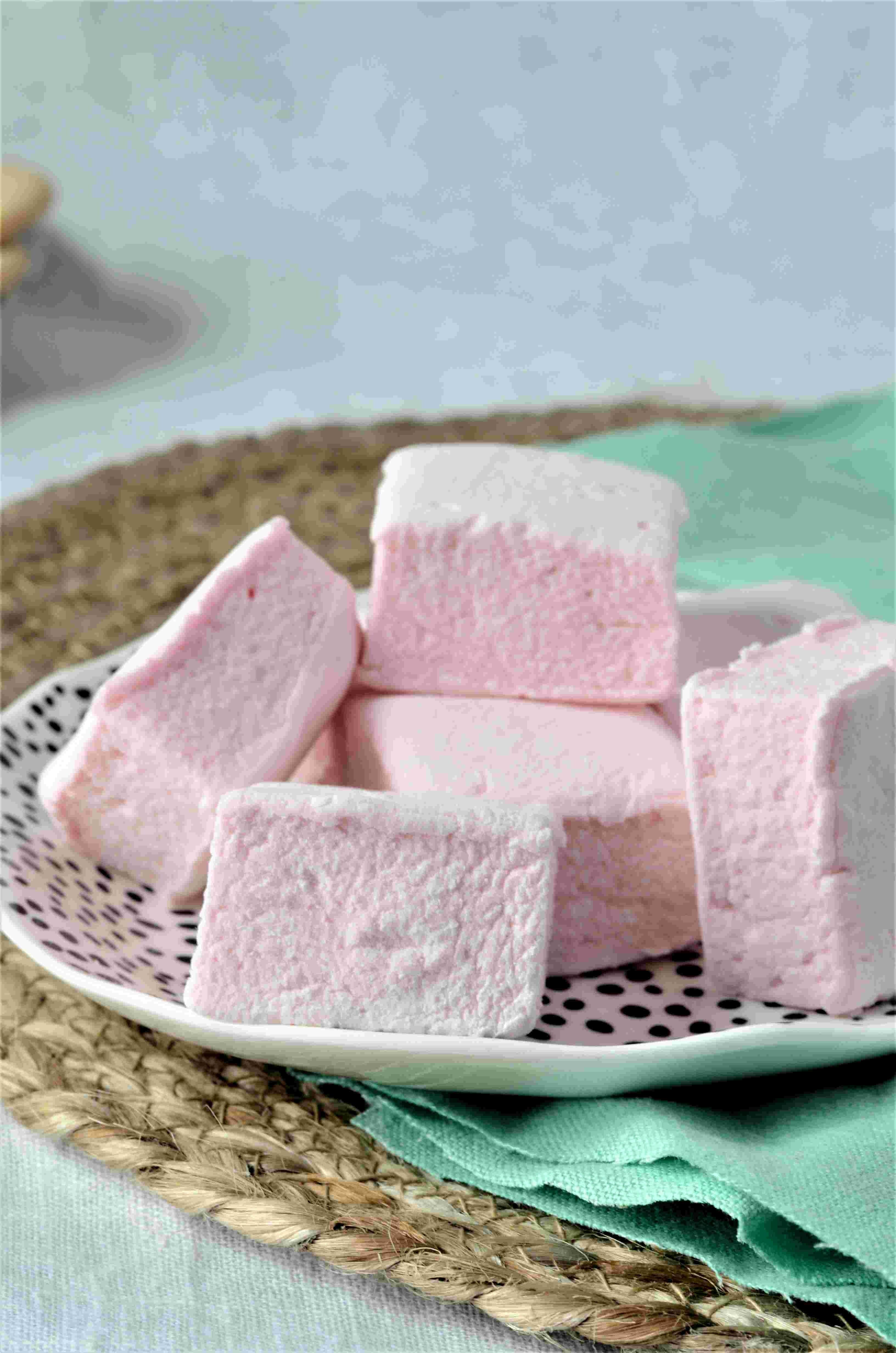 Limited edition: pink gin & lemon flavoured marshmallows -100g box